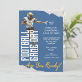 Spiel auf dem Fußball-Spieler in Blue Einladung (Stehend Vorderseite)