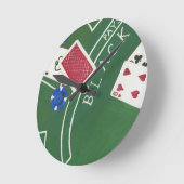 Spiel des Blackjacks mit Chips von Chariklia Zarri Runde Wanduhr (Winkel)