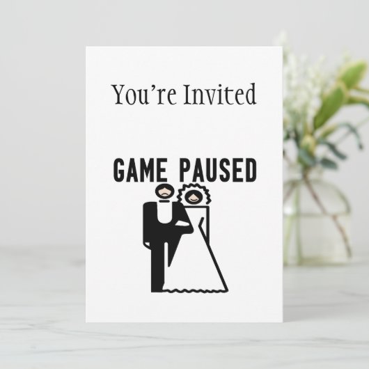 Spiel Pausen Braut & Groom Einladung (Stehend Vorderseite)