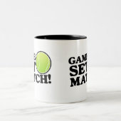 Spiel, Set, Match Zweifarbige Tasse (Mittel)