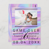 Spiel über dem Holographischen Save the Date Coupl Postkarte (Vorne/Hinten)