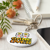 Spiel über die Ehe (Lesbisch, 8-Bit) Schlüsselanhänger (Seite)