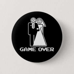 Spiel über Heirat-Spiel über lustigem T-Shirt Button