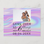 Spiel über holografisch lustige Save the Date Hoch Postkarte (Vorderseite)