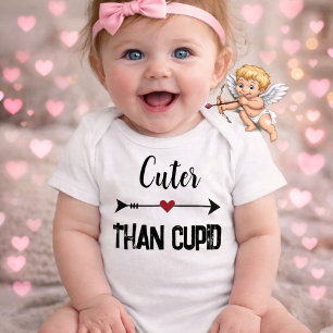 Spielanzug „Süßer als Cupido“ für Babys Baby Strampler