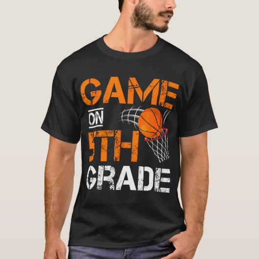 Spiele auf dem fünften Grade Basketball am ersten T-Shirt (Vorderseite)
