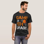 Spiele auf dem fünften Grade Basketball am ersten T-Shirt (Vorne ganz)