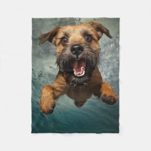 Spielefreudiger Hund Schwimmt Unterwasser Design Fleecedecke