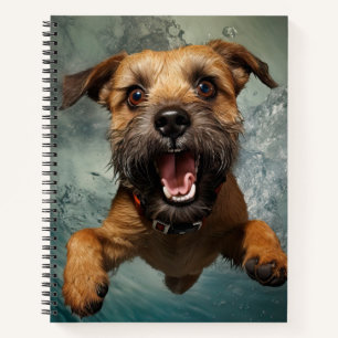 Spielefreudiger Hund Schwimmt Unterwasser Design Notizblock