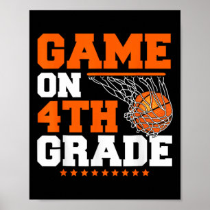 Spielen auf dem vierten Basketball der ersten Klas Poster