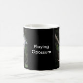 Spielen der Opossum-Tasse Kaffeetasse (Mittel)