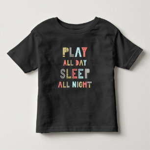 Spielen Sie den ganzen Tag schlafend die ganze Nac Kleinkind T-shirt