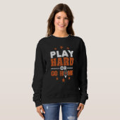 Spielen Sie Hard oder Go Zuhause Funny Basketball Sweatshirt (Vorne ganz)