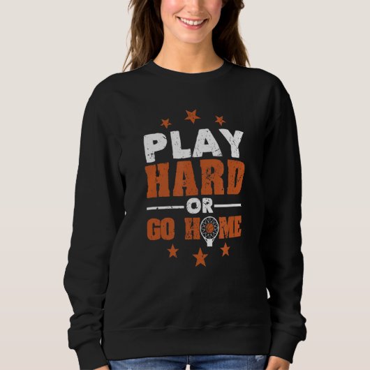 Spielen Sie Hard oder Go Zuhause Funny Basketball Sweatshirt (Vorderseite)