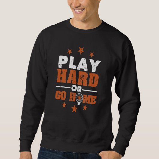Spielen Sie Hard oder Go Zuhause Funny Basketball Sweatshirt (Vorderseite)