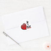 SPIELEN SIE MIT HERZMÄDCHEN RUNDER AUFKLEBER (Umschlag)