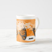 Spielend Monarch Butterfly & Name Orange Porzellantasse (Vorderseite Rechts)