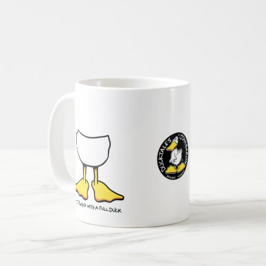 Spielend nicht, mit einer vollen Ente Kaffeetasse (Vorderseite Links)