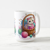 Spielende Katze im Sarngebäck mit Tee - Gemütliche Kaffeetasse (VorderseiteRechts)