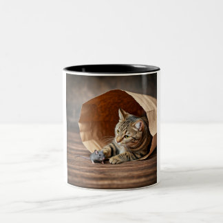 Spielende Katze in einer Tasche-Tasse Zweifarbige Tasse