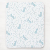 Spielende Katze und Wollknäuel Muster Hellblau Mousepad (Vorne)