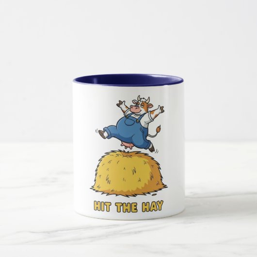 Spielende Kuh springt auf Heu Tasse (Zentrum)