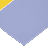 Spielende Springtime-Schachbretter Tischdecke (Schrägansicht)