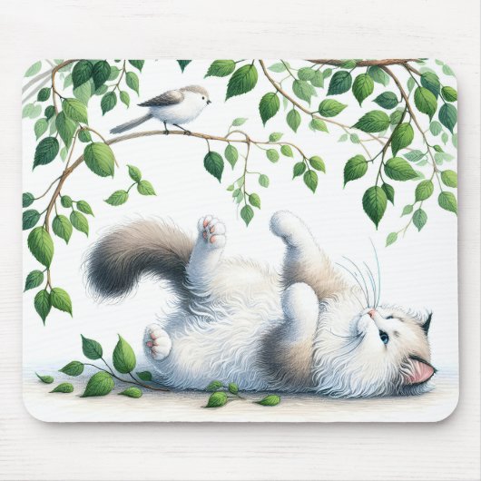 Spielende weiße Katze mit Bird in Tree Mousepad (Vorne)