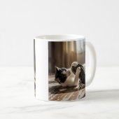 Spielender Cat Shoe Fun Kaffeetasse (VorderseiteRechts)