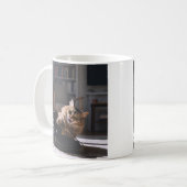 Spielender Cat Shoe Fun Kaffeetasse (Vorderseite Links)