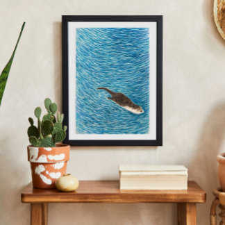Spielender Fischotter schwimmt im blauen Wasser Poster