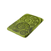 Spielender Green Fern Frond Swirl Badematte (Schrägansicht)