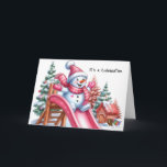 Spielender Schneemann am Playground Pink Feiertagskarte<br><div class="desc">Genießen Sie den festlichen Geist dieses zauberhaften Tafelschneemans,  das mit rosafarbenen Accessoires geschmückt ist und auf einem Spielplatz,  umgeben von festlichen Weihnachtsbäumen und einer Schneedecke,  eine lebhafte rosa Rutsche hinunter gleitet.</div>