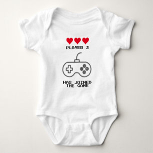 Spieler 3 hat sich dem Spiel-Matching-Outfit anges Baby Strampler