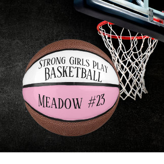 Spielerin Starke Mädchen spielen Basketball
