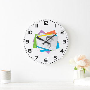 Spielerische Girl Sketch Zeichnend mit farbenfrohe Große Wanduhr