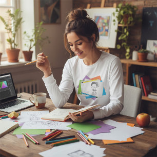 Spielerische Girl Sketch Zeichnend mit farbenfrohe T-Shirt