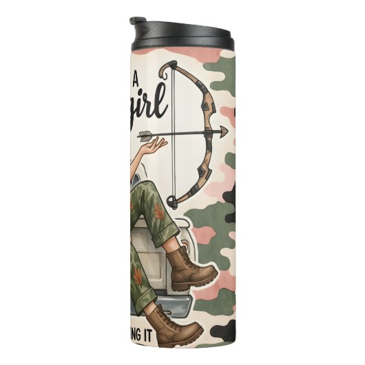 Spielerische Huntress, Niedliche Camouflage Thermosbecher (Nach rechts gedreht)