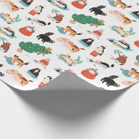 Spielerische Katzen und Weihnachtsbaummuster Geschenkpapier (Ecke)