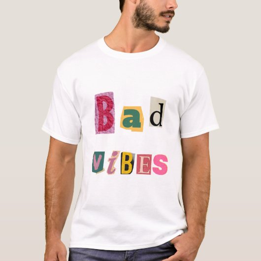 spielerische Kunst "Bad Vibes": Fettdruck Typograf T-Shirt (Vorderseite)