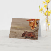 Spielerische Orangenkatze mit unsichtbarem Mauszei Karte (Gelbe Blume)