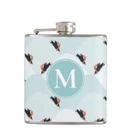 Spielerische Pinguine, die auf dem Schneepattern g Flachmann