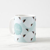 Spielerische Pinguine, die auf dem Schneepattern g Kaffeetasse (Vorderseite Links)