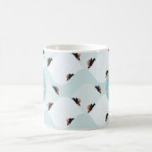 Spielerische Pinguine, die auf dem Schneepattern g Kaffeetasse (Mittel)