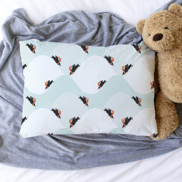 Spielerische Pinguine, die auf dem Schneepattern g Kissenbezug