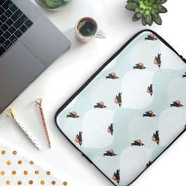 Spielerische Pinguine, die auf dem Schneepattern g Laptopschutzhülle