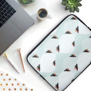 Spielerische Pinguine, die auf dem Schneepattern g Laptopschutzhülle
