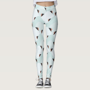 Spielerische Pinguine, die auf dem Schneepattern g Leggings