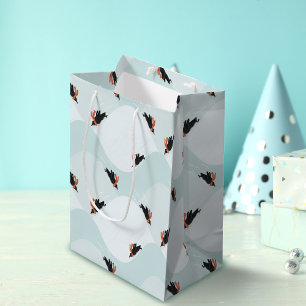 Spielerische Pinguine, die auf dem Schneepattern g Mittlere Geschenktüte