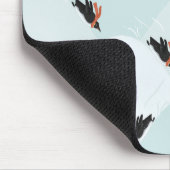 Spielerische Pinguine, die auf dem Schneepattern g Mousepad (Ecke)